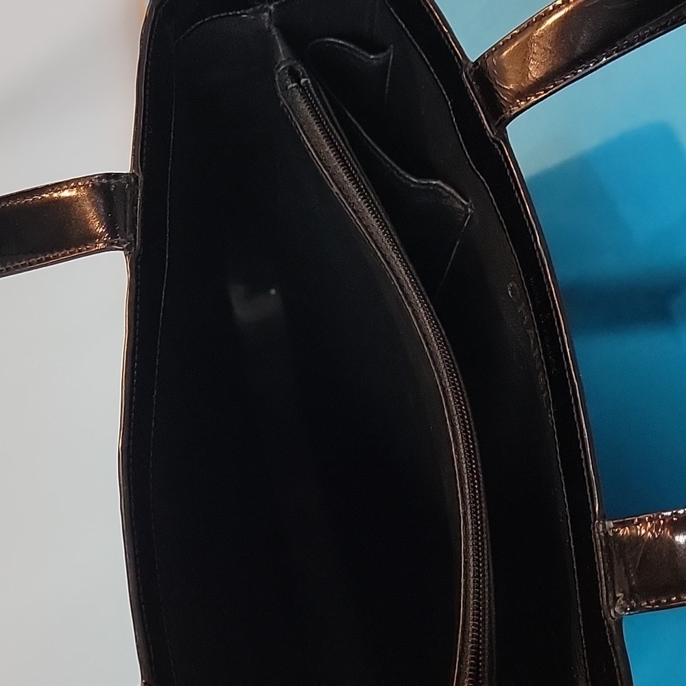 💥HOST PICK💥 CHANEL Stunning Vintage Black Patent Bag Purse - Picture 15 of 16
